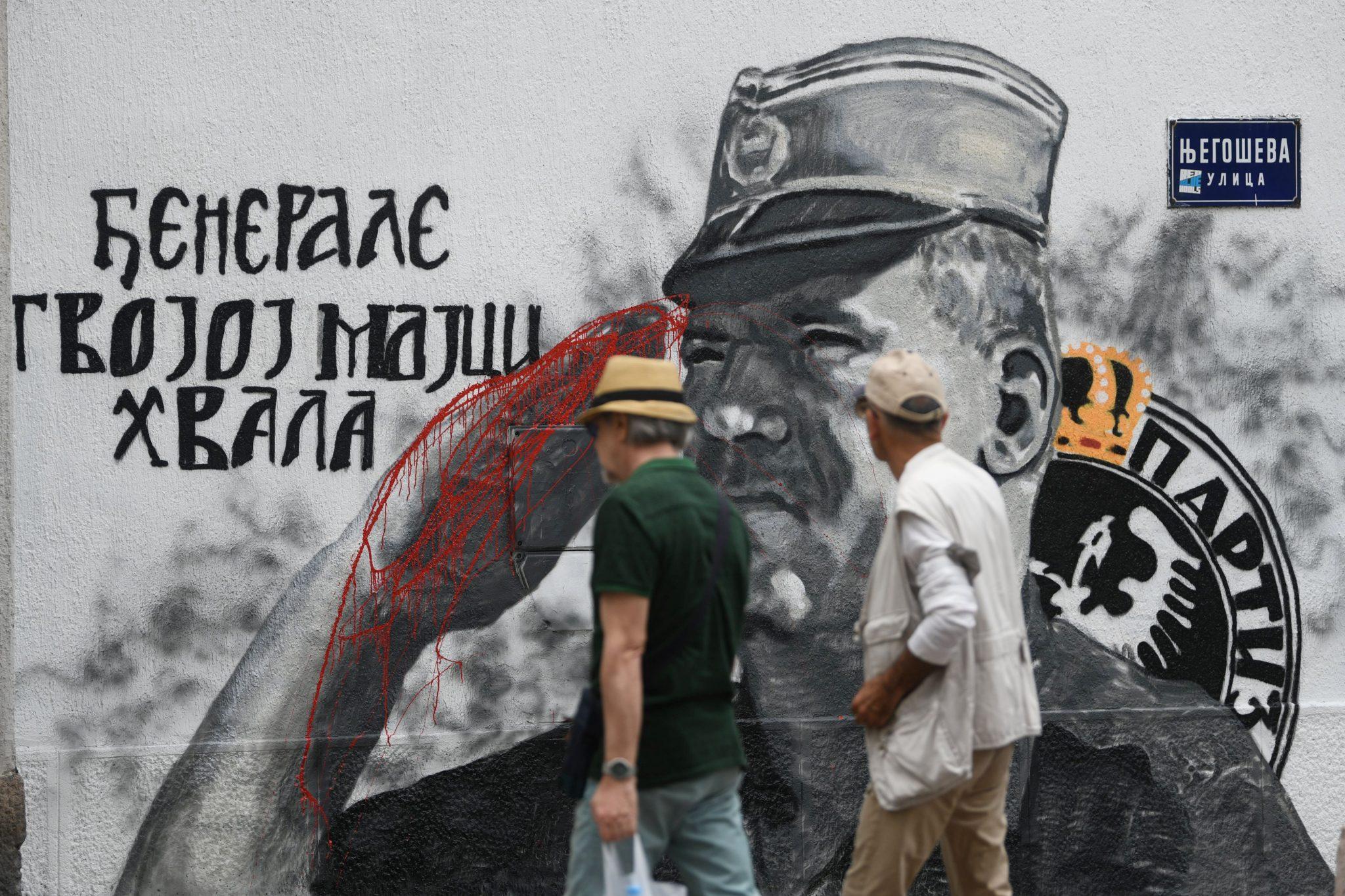 Krv na rukama ratnog zločinca Ratka Mladića na muralu u centru Beograda