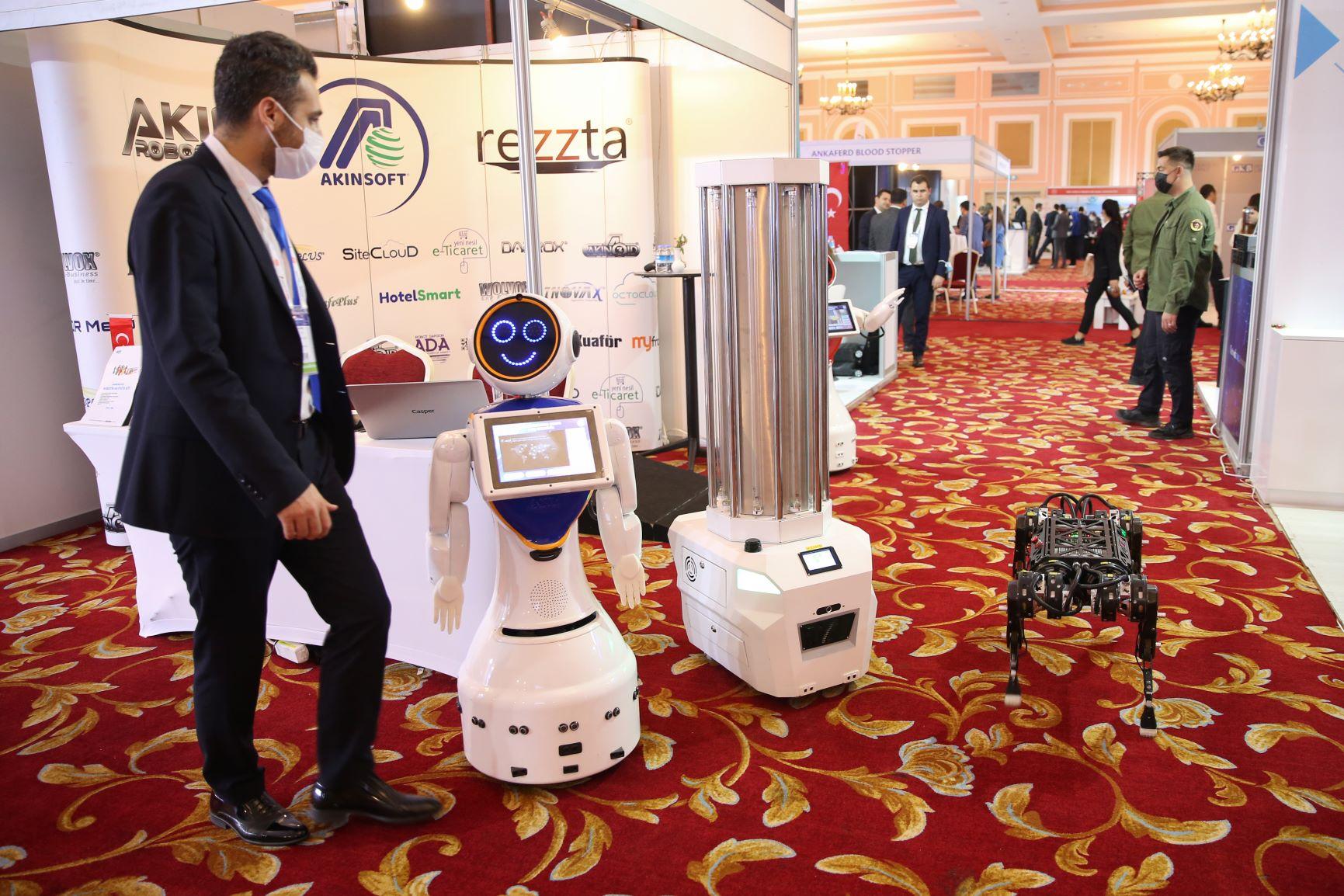 Roboti koje proizvode turske kompanije izloženi na sajmu tehnologije