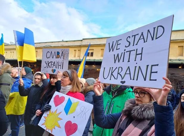 U Krakovu protestna šetnja za majke Ukrajine: Učesnici nosili lutke prelivene lažnom krvlju