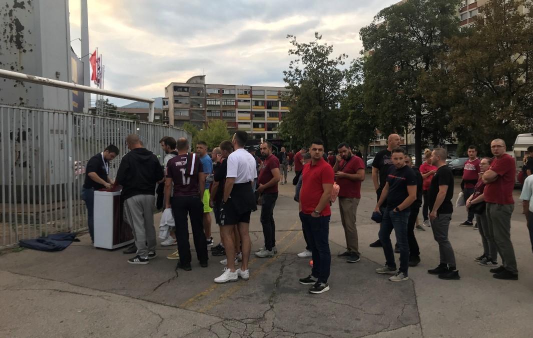 Navijači pred stadionom Bilino polje - Avaz