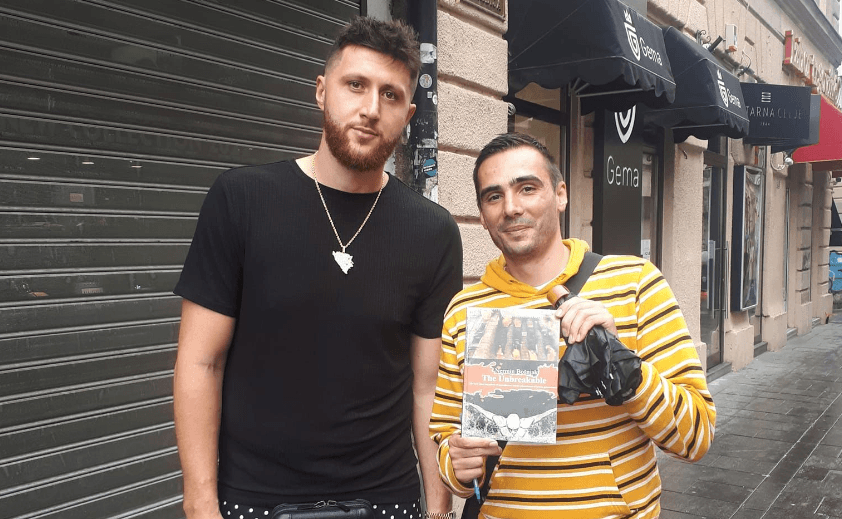 Nagrađivani mladi pisac posudio novac da bi isprintao knjige, pa ih prodaje na sarajevskim ulicama
