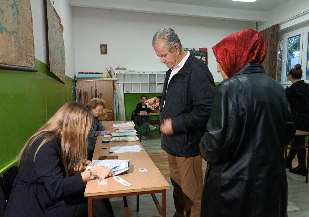 U ovom kantonu s registriranim pravom glasa ima 328.411 glasača, od čega 101.297 u Gradu Zenica - Avaz
