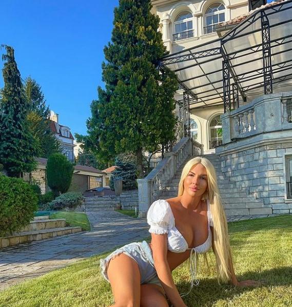 Jelena Karleuša ispred svoje kuće - Avaz