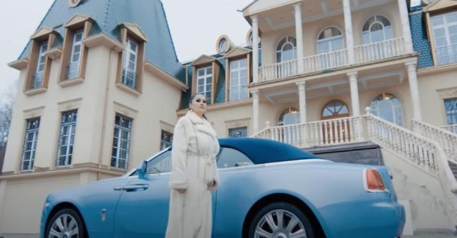 Jana Todorović u spotu pokazala luksuzni dvorac u njenom vlasništvu - Avaz