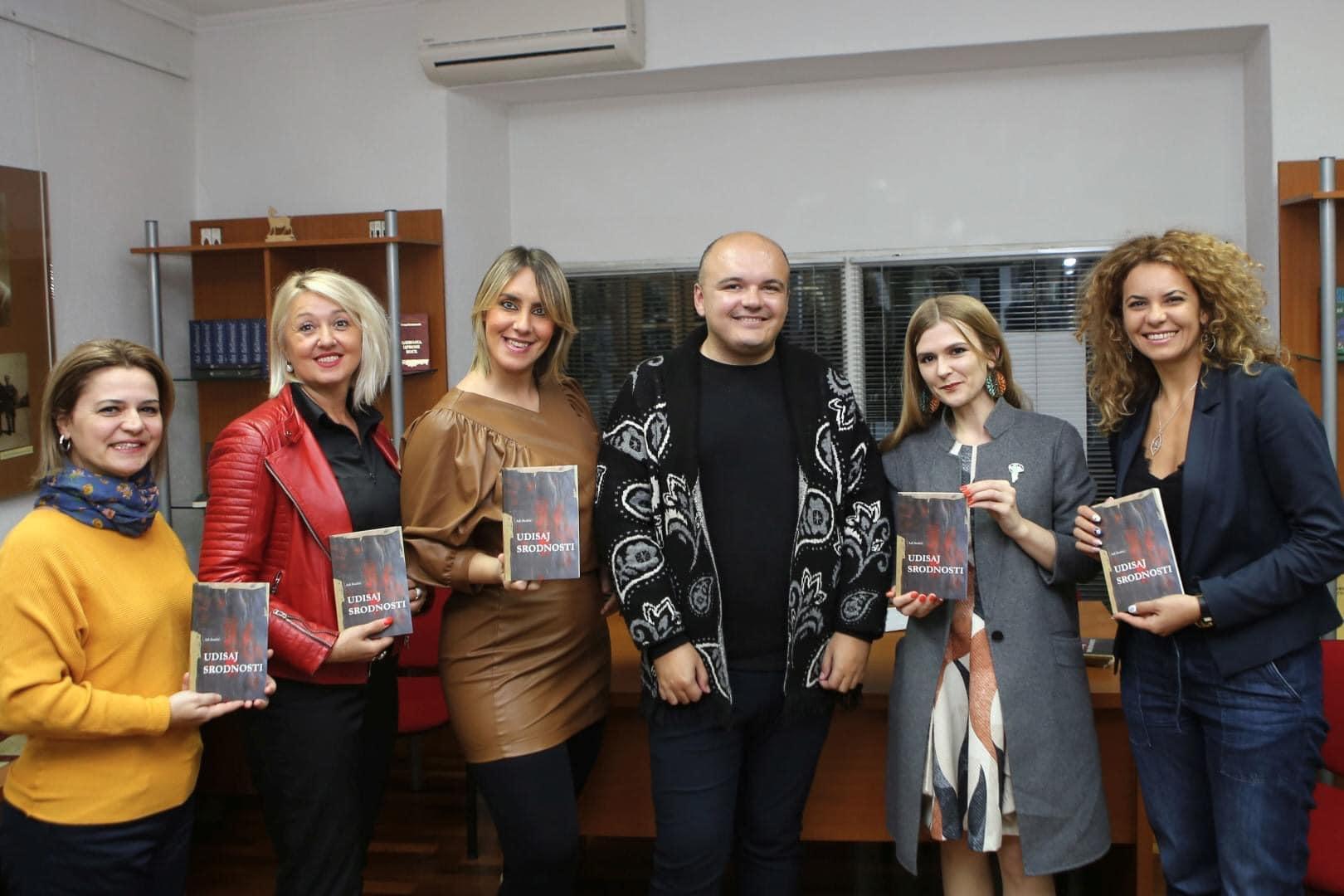 Adi Hodžić nastavlja promovirati knjigu poezije: ’Udisaj srodnosti’ stigao u Tuzlu