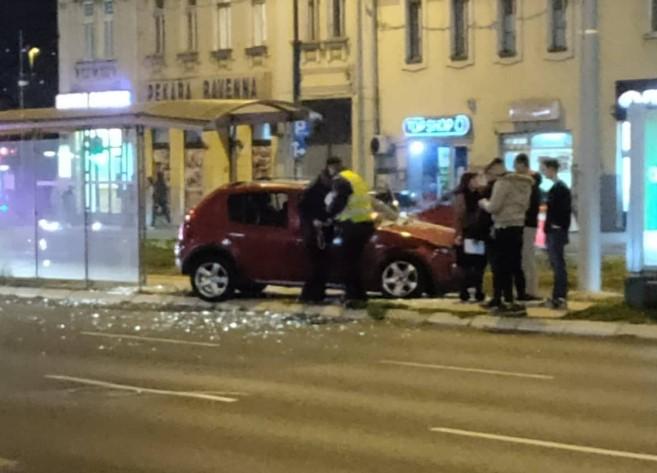 Saobraćajna nesreća u Sarajevu: Nakon sudara dva vozila, jedno završilo na tramvajskoj stanici