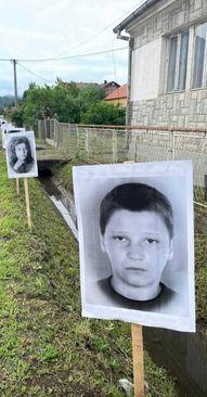 Fotografija dječaka pored pouta u Potočarima - Avaz