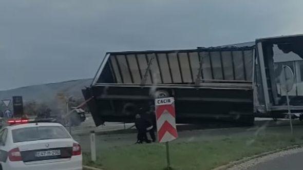 Vjetar prevrnuo kamion kod Mostara - Avaz