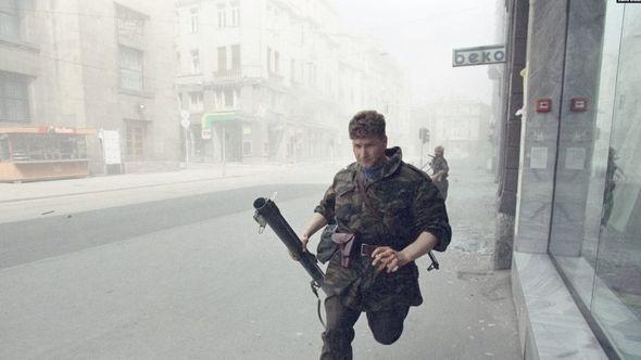 Vojnik Armije RBiH nakon što je tenkovska granata koju je ispalila JNA pogodila zgradu u centru grada, nedaleko od zgrade Predsjedništva, 2. maja 1992. - Avaz