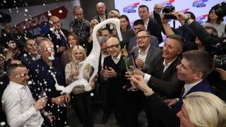 Nakon što je Vučić proglasio pobjedu: Veliko slavlje u štabu SNS-a