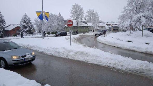 Snijeg na saobraćajnicama  - Avaz