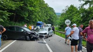 Krš i lom na putu kod Živinica, sudarila se dva automobila