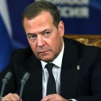 Medvedev nazvao Zelenskog "klaunom u zelenim hulahopkama", pa ponudio formulu mira