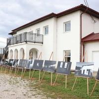 U Prijedoru, na mjestu bivšeg logora Trnopolje, otvorena izložba fotografija Nidala Šaljića "Zidovi"