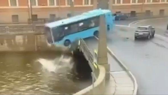 Putnički autobus pao sa mosta u rijeku Mojku - Avaz