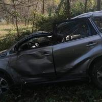 "Suzuki" podgoričkih registracija izletio s kolovoza, povrijeđene dvije osobe