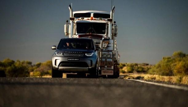 Land Rover demonstrira silu: Nevjerovatni Discovery vukao tegljač sa sedam masivnih prikolica