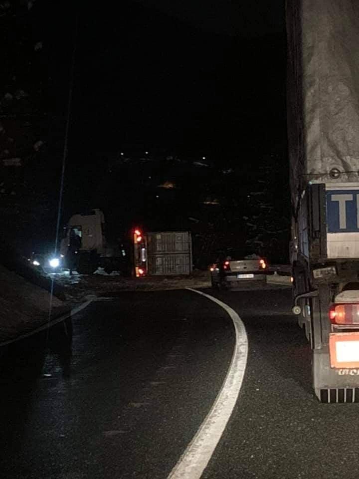 Nesreća kod Hadžića: Prevrnula se prikolica kamiona