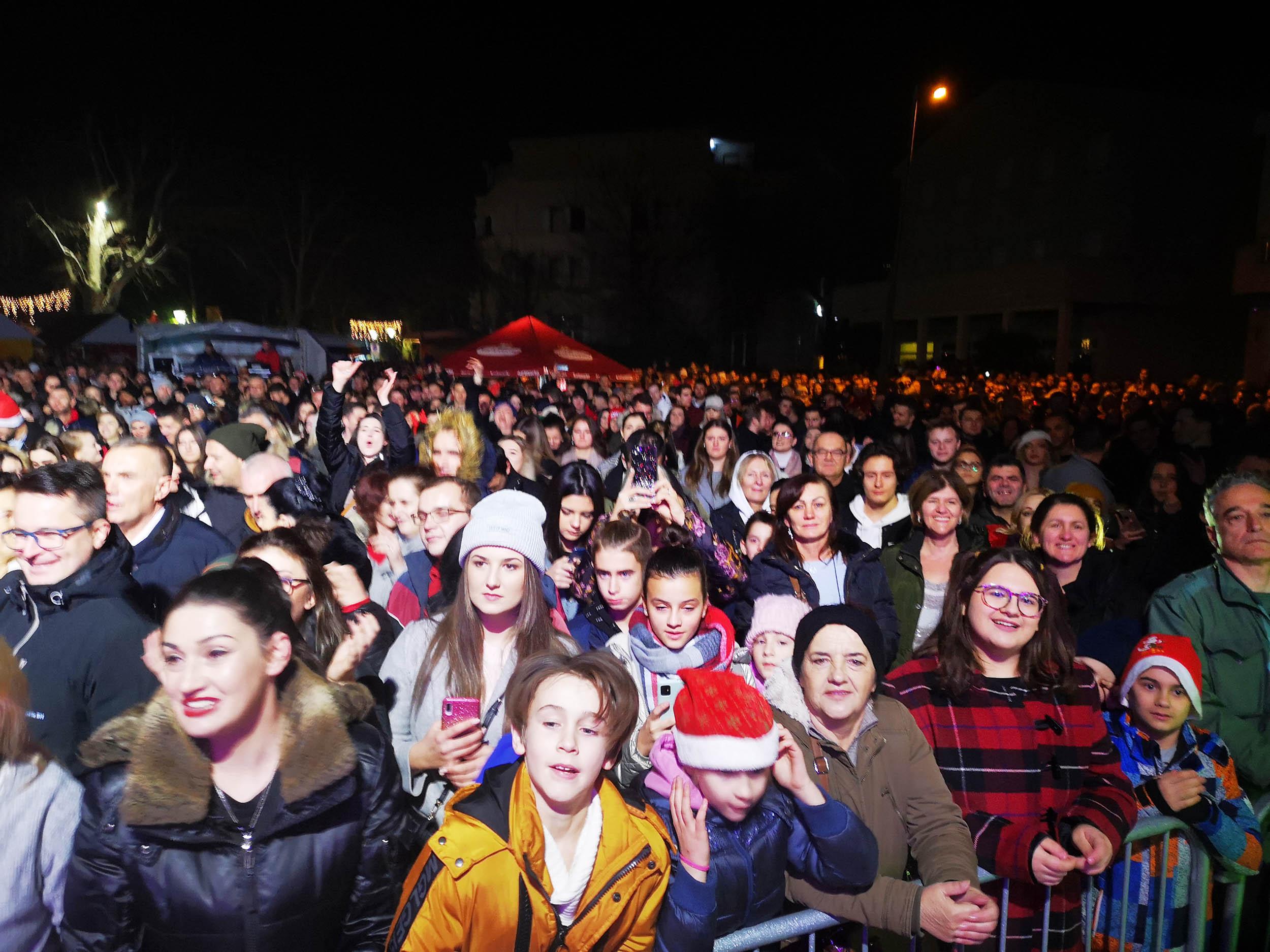 Doček Nove godine u Mostaru, kojem je prisustvovalo više od 12.000 ljudi, protekao mirno