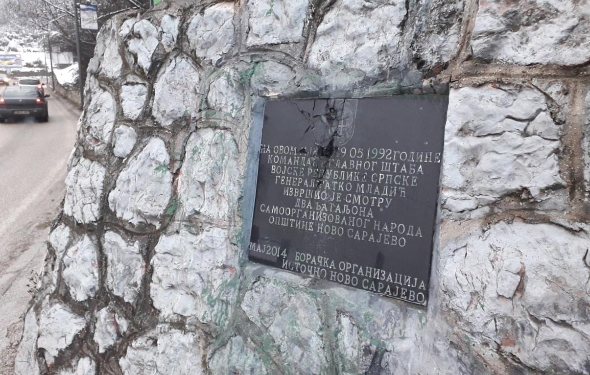 Razbijena sramotna ploča posvećena ratnom zločincu Ratku Mladiću na Vracama