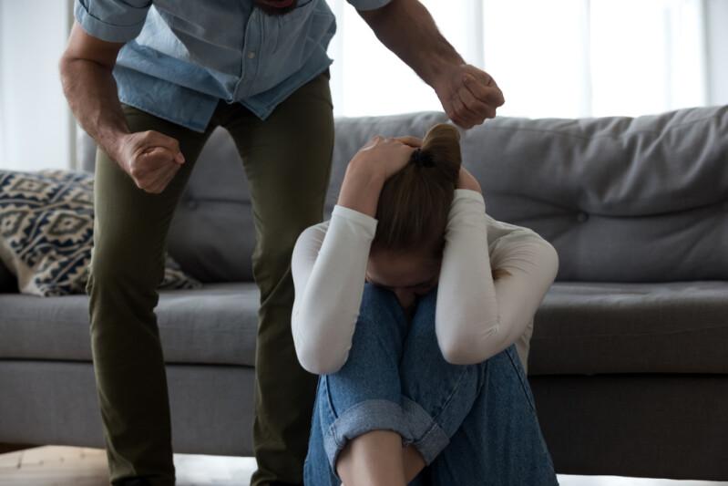 Težak slučaj nasilja nad suprugom: Uhvatio je rukama za kosu i njenom glavom udario u zid
