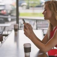 Stručnjaci s Harvarda istraživali: Zašto je opasno stalno gledanje u mobitel