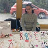 Banjalučanka uprkos invaliditetu ne odustaje u svojoj borbi: Lejla Ibrekić pravi nakit i zarađuje za život