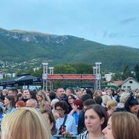 Užarena atmosfera: Sve spremno za koncert Zdravka Čolića, publika pristiže, očekuje se spektakl