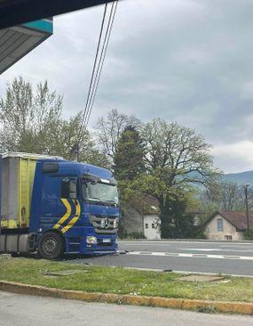 Kamion i automobil se sudarili - Avaz
