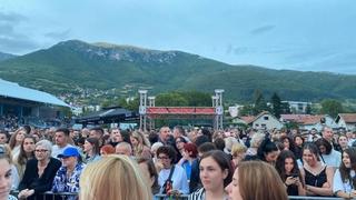 Užarena atmosfera: Sve spremno za koncert Zdravka Čolića, publika pristiže, očekuje se spektakl