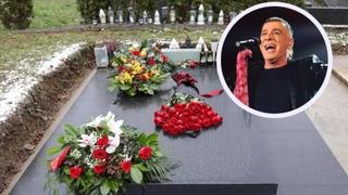 Tužna godina bez Akija Rahimovskog: Fanovi na grobu ostavljaju ruže i pive
