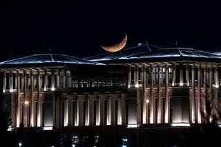 Magičan prizor polumjeseca na nebu iznad Ankare
