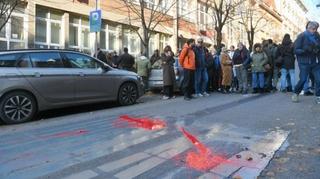 Protest roditelja ispred škole "Vladislav Ribnikar", traže pravdu za ubijenu djecu i veću sigurnost u školama