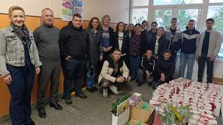 Učenici MSŠ i OŠ "Hasan Kikić" iz Gračanice posjetili Majke Srebrenice i uručili im poklone