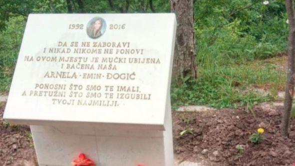  Spomen-ploča na mjestu gdje je ubijena - Avaz