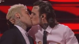 Dvojica muškaraca na bini se poljubila u usta